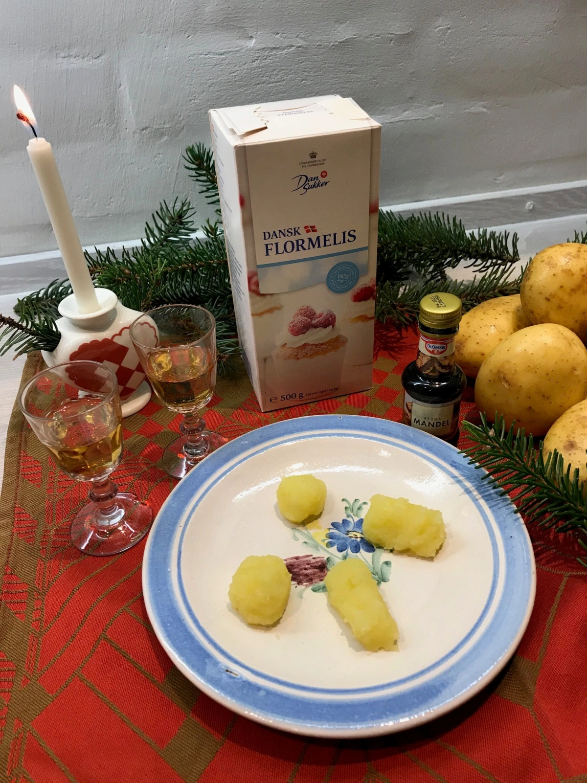 Marcipan plejer ikke at være lavet af kartoffel. Men i krisetider må man være kreativ. På forløbet ’Jul i en krisetid’ på Roskilde Museum laver eleverne marcipan af kartofler. Og nogle tør endda at smage. Foto: Louise Dahl Christensen/ROMU