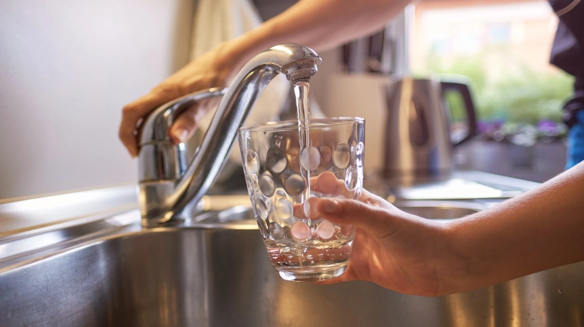 Landbrug & Fødevarer hæfter sig ved, at den nye anbefaling på 6 milligram nitrat pr. liter drikkevand endnu ikke er omsat til bindende krav. Først skal de præcise lokaliteter udpeges, og dernæst skal der tages stilling til eventuelle tiltag. Foto: AdobeStock