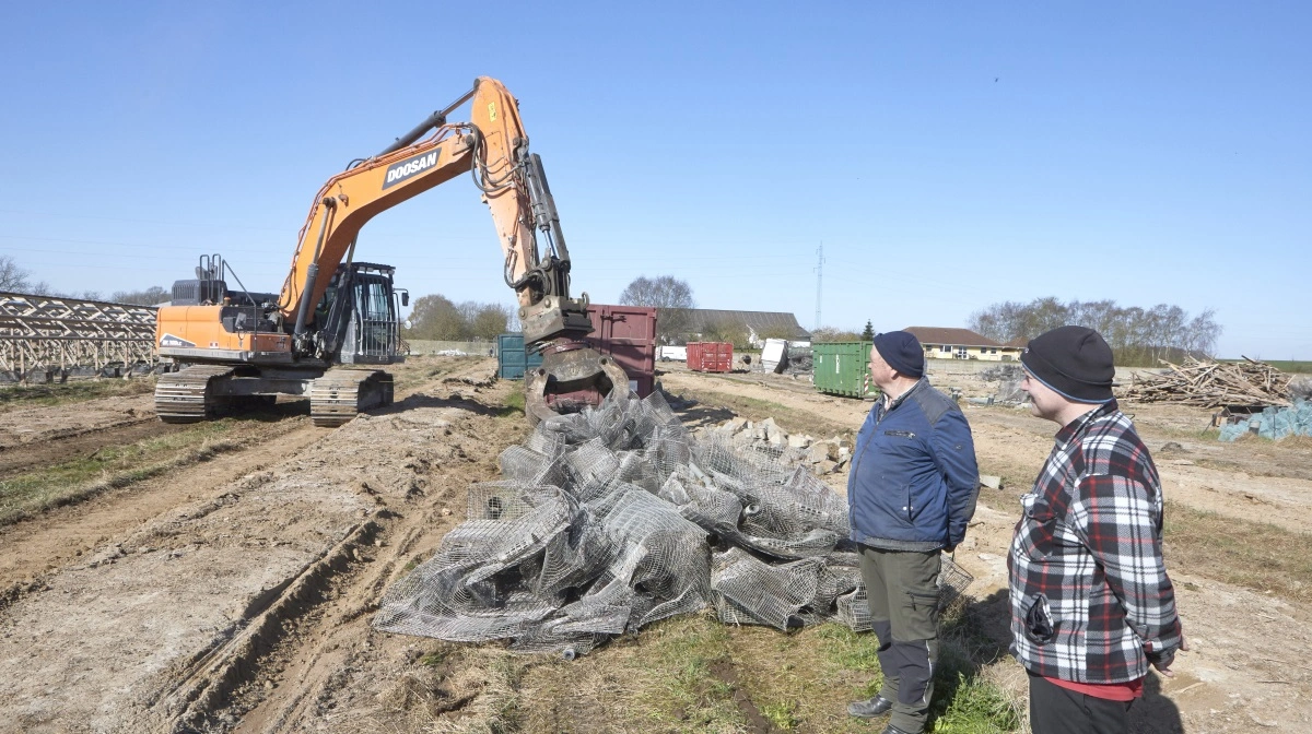 Da maskinerne kom for at fjerne  Jesper og Jens-Arne Bøgelund Kristiansens gamle minkfarm i Allested-Vejle, opstod der en grotest situation, hvor selv brugbare elementer af bedriften også blev raseret. Foto:: Erik Hansen
