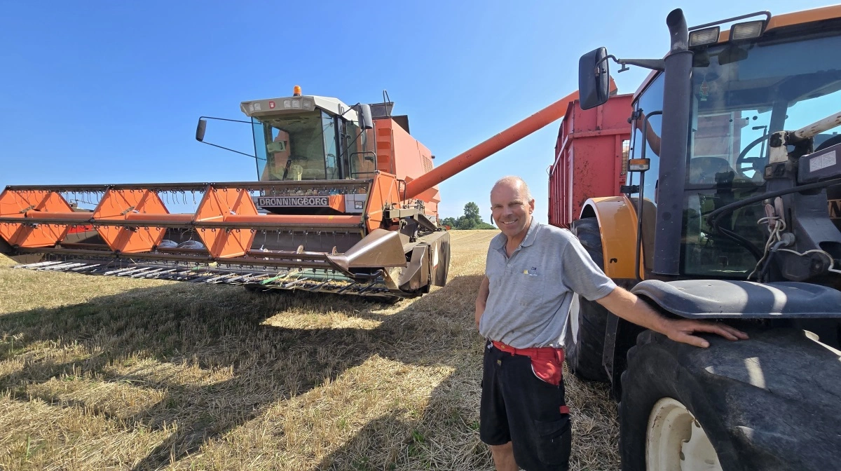 Bare fordi grejet har nogle år på bagen, kan det stadig levere varen, også i løbet af høsttiden. Det konstaterede  Henrik Friis, her med sin Dronningborg D-9000 Jumbo , i en af vores populære høstreportager fra 2025. Foto: Jørgen P. Jensen
