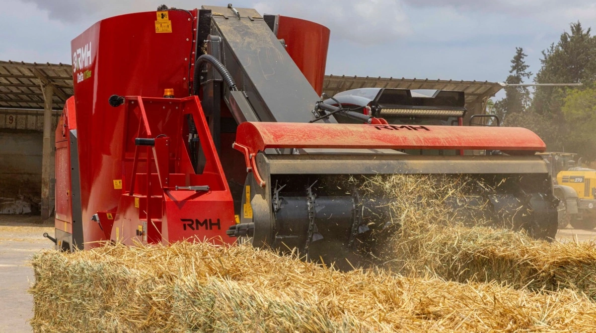 RMH Delta V er en ny selvkørende fuldfoderblander med baghjulsstyring, udviklet til smidig manøvrering i både ældre og moderne staldanlæg. Konstruktionen sikrer et uhindret materialeflow fra fræserhovedet via elevatoren og op i blandekarret, hvilket gør det muligt hurtigt og effektivt at læsse også strukturholdigt stråfoder. Pressefoto