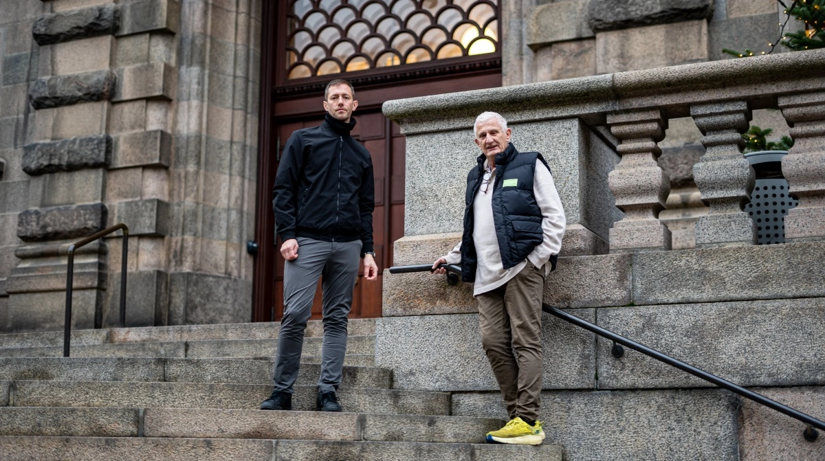 Mælkeproducent Kent Storm Davidsen (tv.) og civilingeniør Bjarne Engelbrecht Larsen (th.) foran indgangen til Christiansborg, hvor de var indkaldt til foretræde i Folketingets Miljø- og Fødevareudvalg om brugen af Bovaer. Foto: Alexander Dornwirth