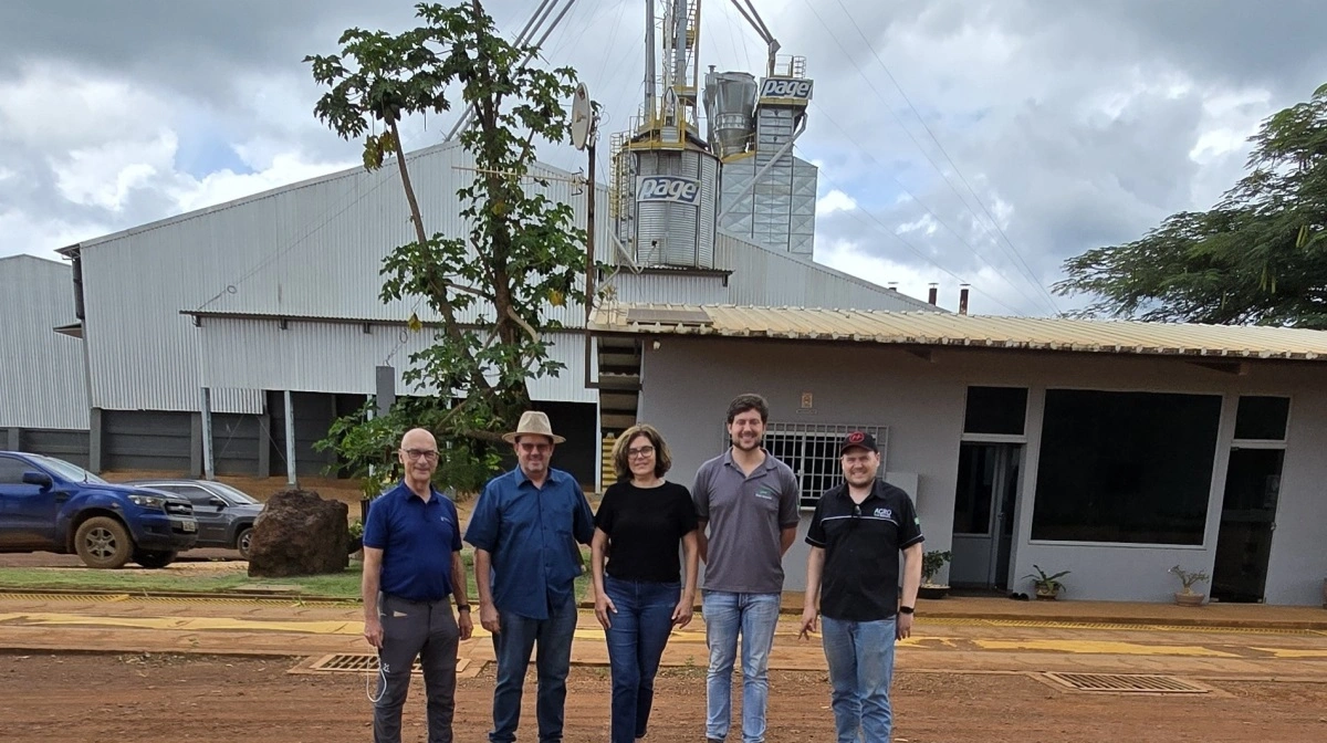 Familien Scherer foran det nye siloanlæg med Irene i midten, Christian til højre og far Herman til venstre med gæsterne Peter Fruervang (th) og Effektivt Landbrugs udsendte (tv).