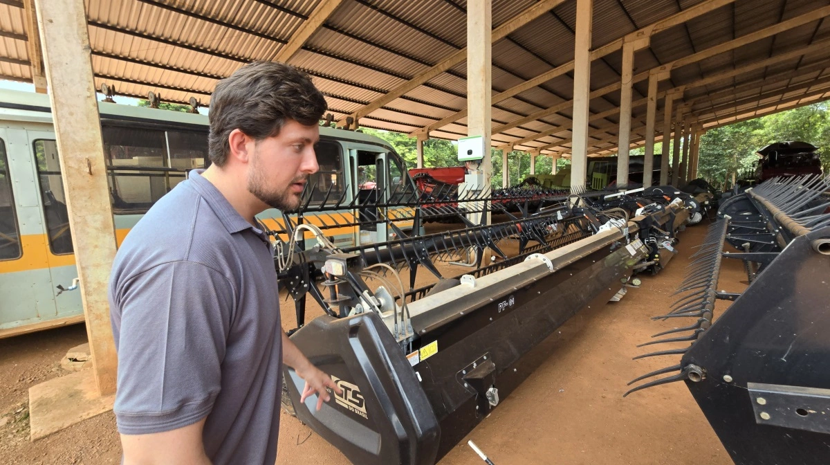 To 45 fods skæreborde står klar til høsten af sojabønner.