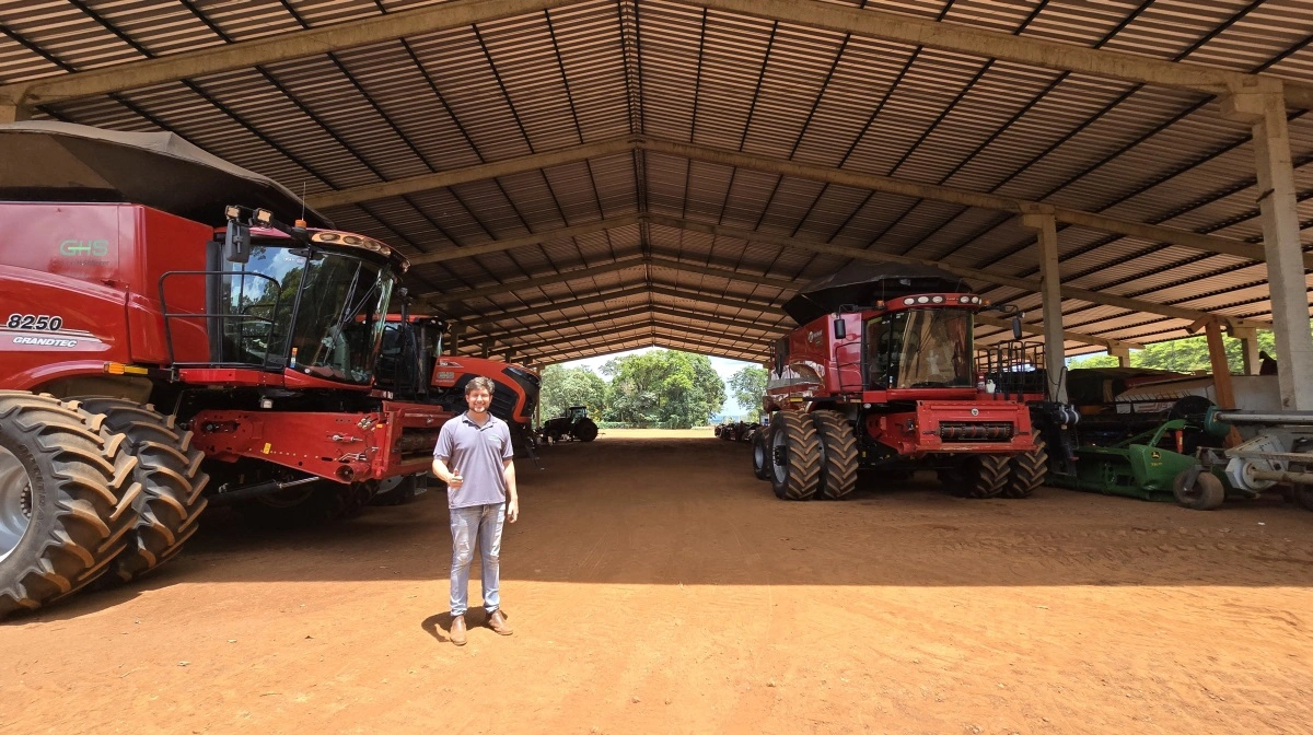 Christian Scherer viser med stor tilfredshed den velordnede maskinhal frem. 