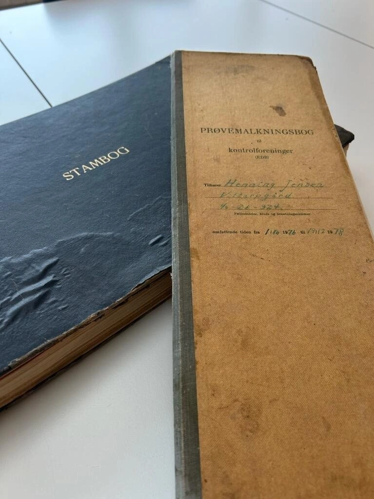 Bøger med data over mælkeydelsen tilbage fra 1976 og stambog over avlen siden 1925 giver viden og baggrund for at sætte den rigtige retning på bedriften. Foto: Jesper Arnth