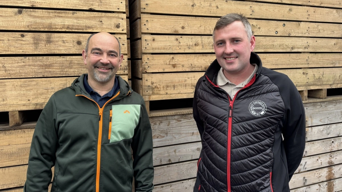 Kim Madsen (til venstre) har arbejdet med læggekartofler i næsten 23 år. Her er han flankeret af konstitueret direktør hos Thorsens Chipskartofler, Henrik Rieks. Foto: Kasper Stougård 