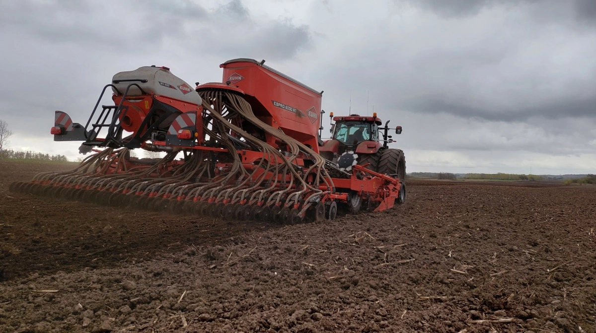 Der er et fornuftigt alternativ til kemisk bejdset udsæd i varme- og dampbehandling. Her sår Smersted Maskinstation vårbyg. Arkivfoto