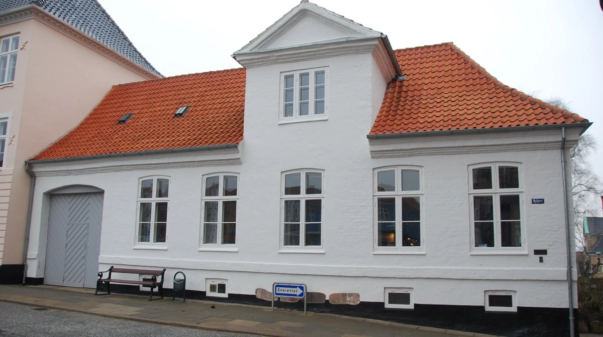 Den lille gård på Torvet er en bygning placeret på Nytorv 4 i Viborg. Den er tegnet af den sachsiske bygmester og arkitekt Johann Gottfried Hödrich og opført i årene 1731-1735 af borgmester Hans Knudsen Rafn, som hans »liden Gaard paa Torvet«. Bygningen har været fredet siden 1945. Kilde: Wikipedia. Foto: Wikimedia Commons