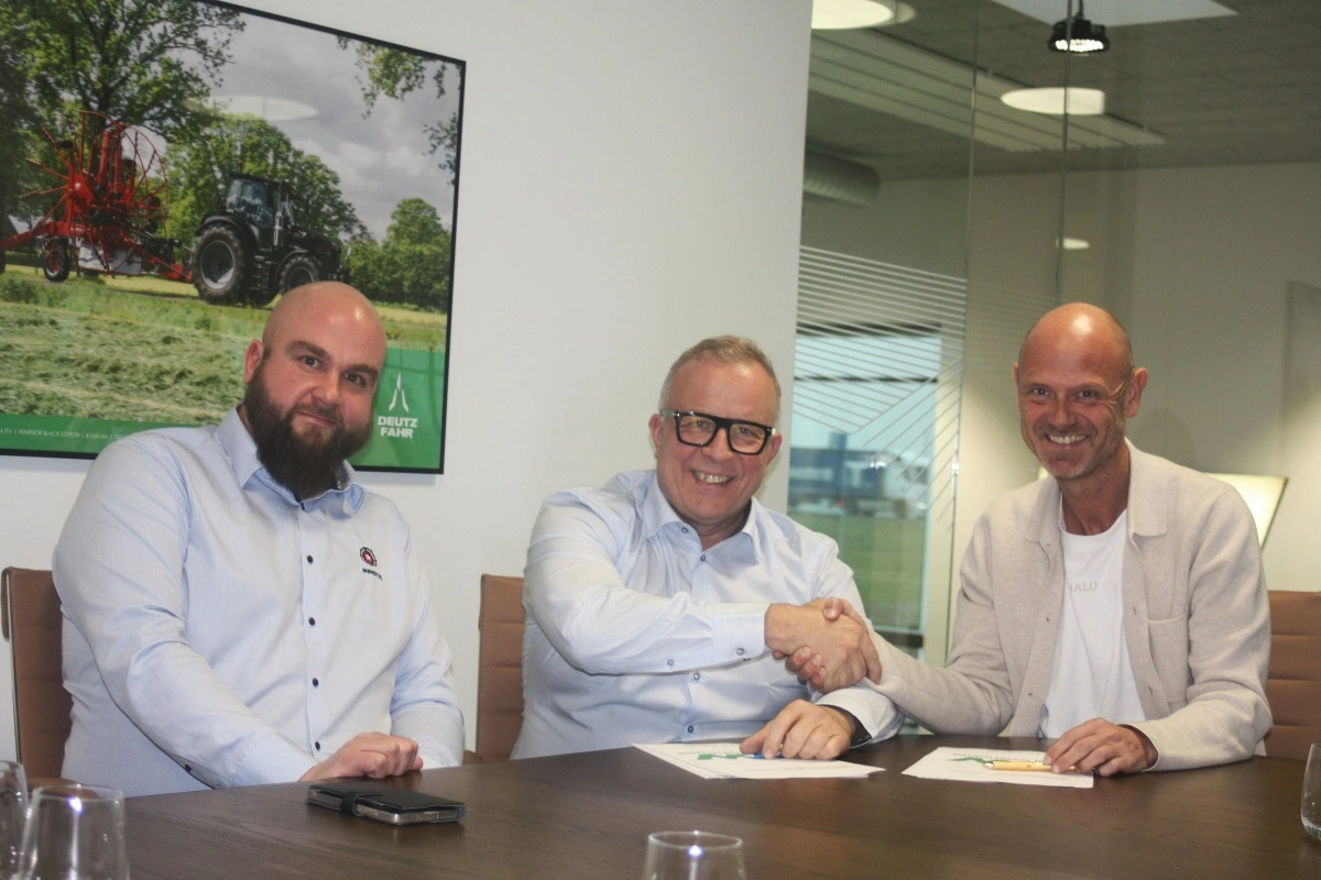 Fra venstre: Markus LehtiMäkih og Juha Leivo fra Rentti Tracwest Oy sammen med Henrik Hansen fra Moni Worldwide, da aftalen blev underskrevet. Foto: Moni Worldwide