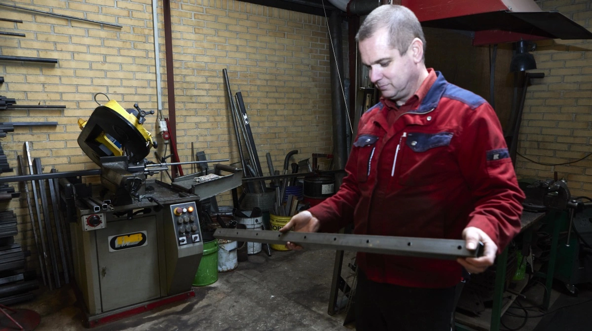 Allan Jensen står for både produktion, reparation og salget. Siden skoleårene har han lavet millionvis af huller i rammerne til de mange stenriver.