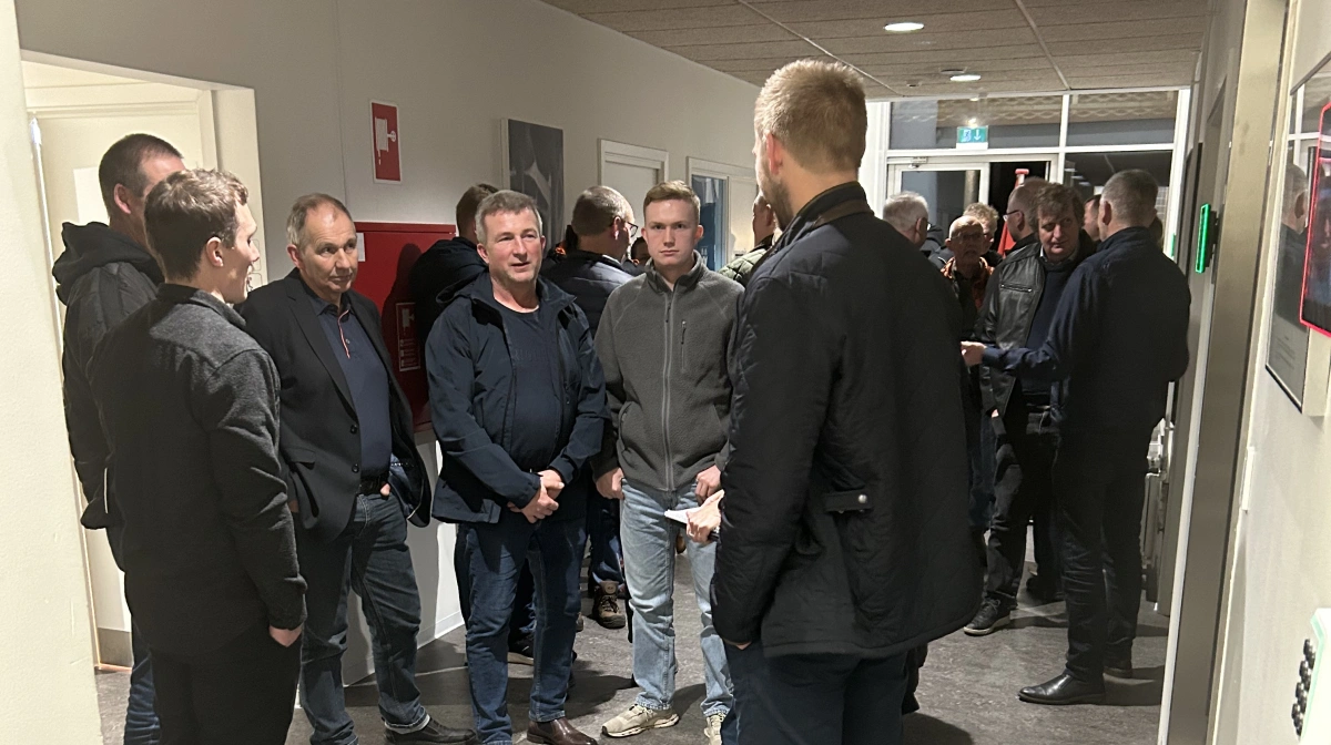 En masse lokale landmænd, både fra Rebild Syd men også fra andre dele af kommunen, var mødt op til torsdagens byrådsmøde for at forsøge at påvirke politikerne til at stemme imod planerne. Foto: Ditte Hammershøj