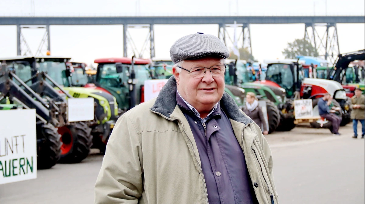 - Vi arrangerer gerne en traktordemonstration i København, lyder Jens Peter Aggesens tilbud i læserbrevet. Her ses han deltage i en tidligere demonstration. Arkivfoto  
