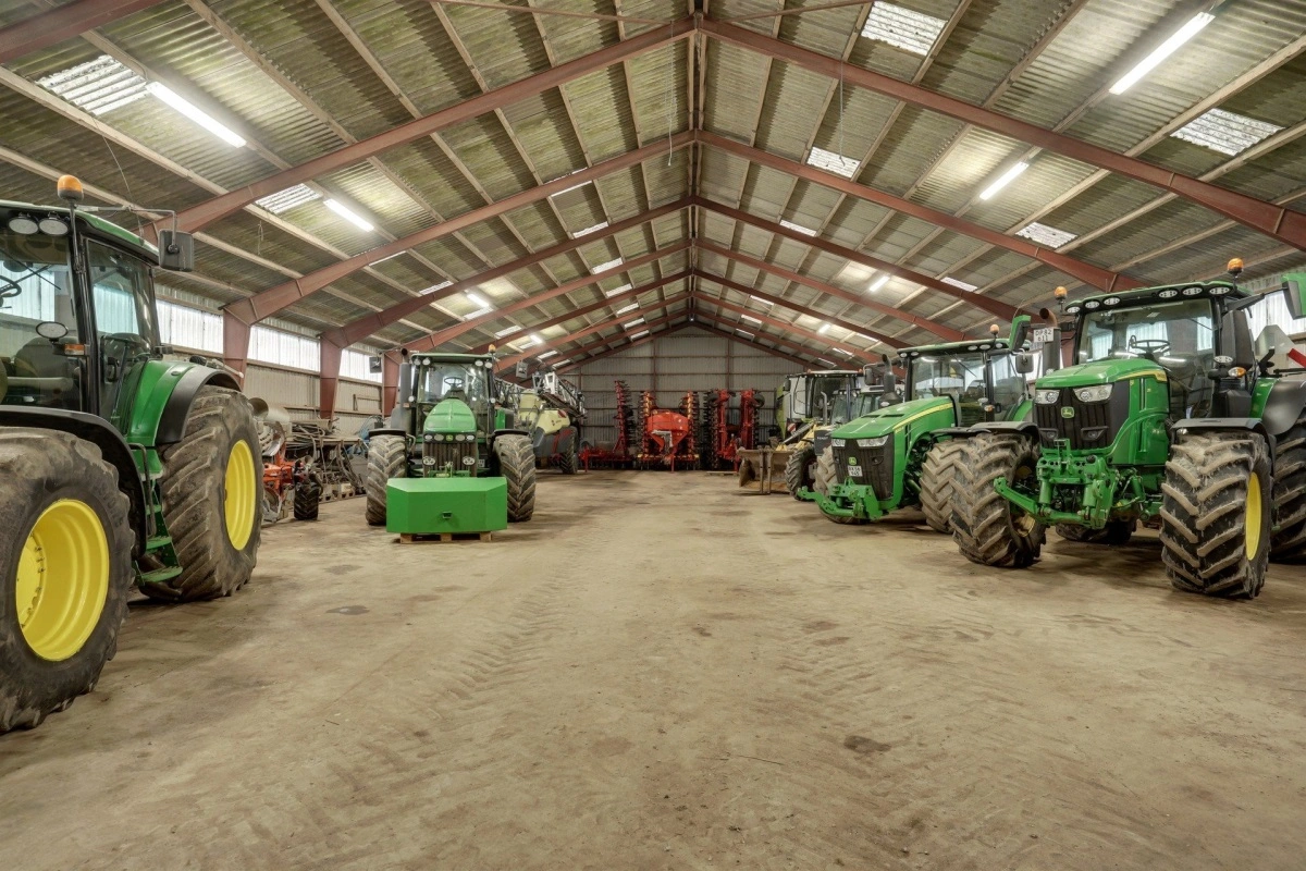 Til den store ejendom i Thy er ligeledes en moderne og velpasset maskinpark.