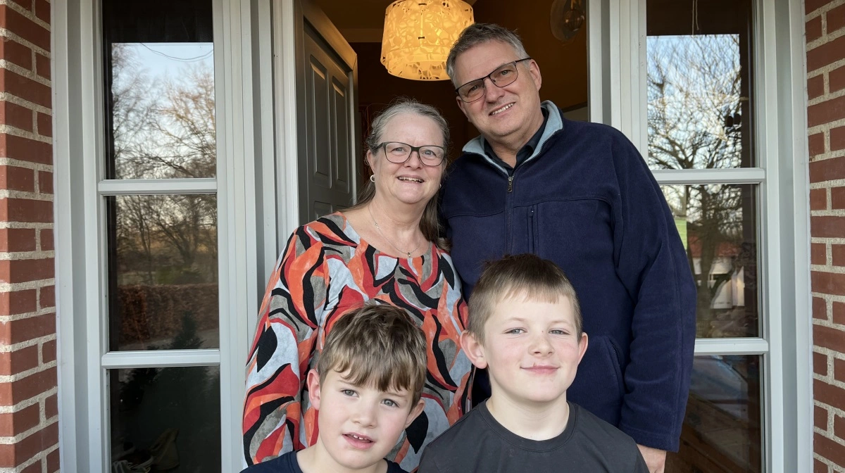 Vilhelm på otte år og Charlie på seks er denne dag på besøg hos mormor og morfar, Birgitte og Knud, hjemme på Birkely øst for Randers. Fotos: Christian Ingemann Nielsen