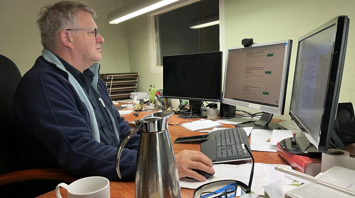 Det internationale arbejde har givet Knud Bay-Smidt et netværk, han ofte benytter sig af. Han og de udenlandske landmandskolleger mødes indimellem over pc’en – samt i den virkelige verden, når landmanden fra Kronjylland er på ferie i for eksempel Sydeuropa.