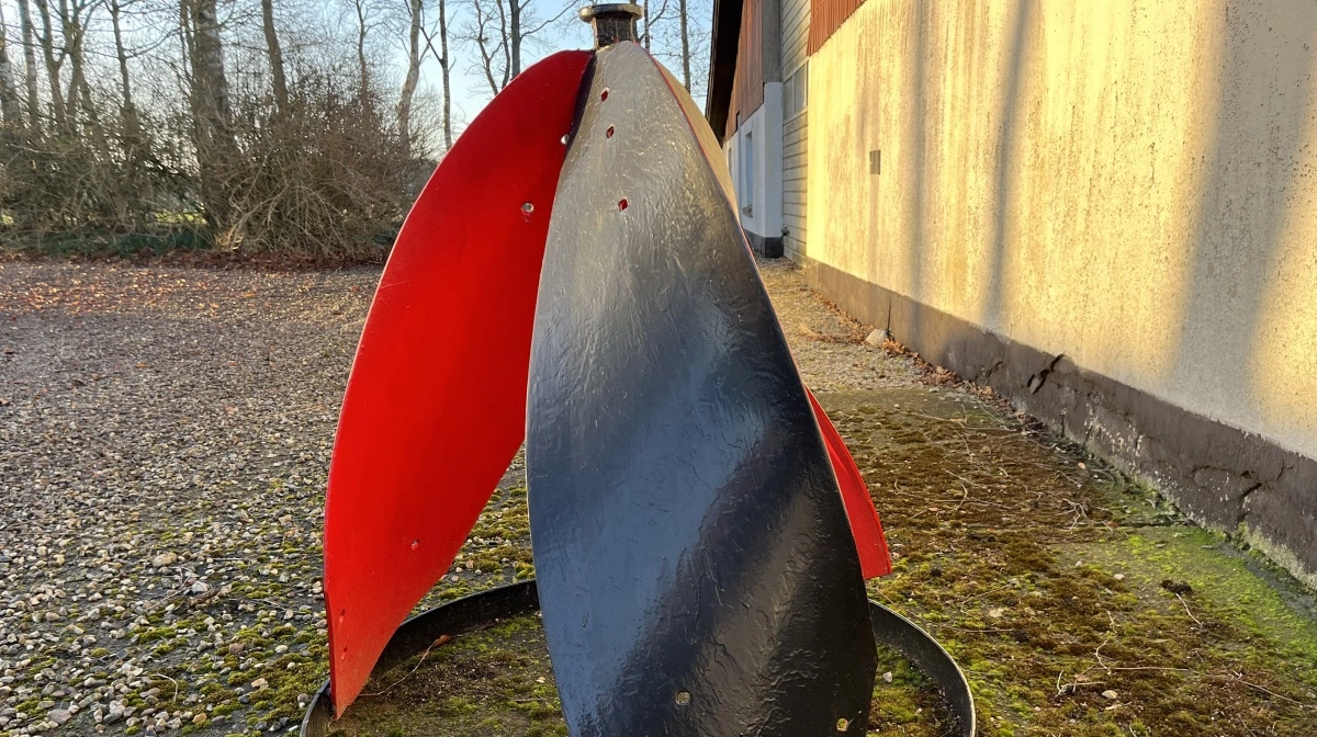Skulpturen, der byder gæsterne velkommen på gården, er skabt af muldplader fra en pensioneret plov. Et symbol på matriklens pløjefri landbrug.