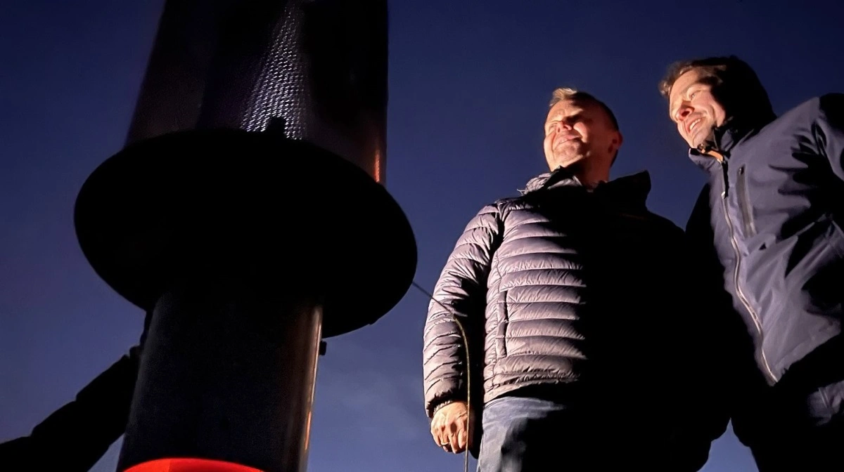 De to stiftere af Agrogas Peter Foged Larsen (tv.) og Mikkel Kastensand (th.) ved et af de første Agrogas-anlæg til metanafbrænding. PR-foto