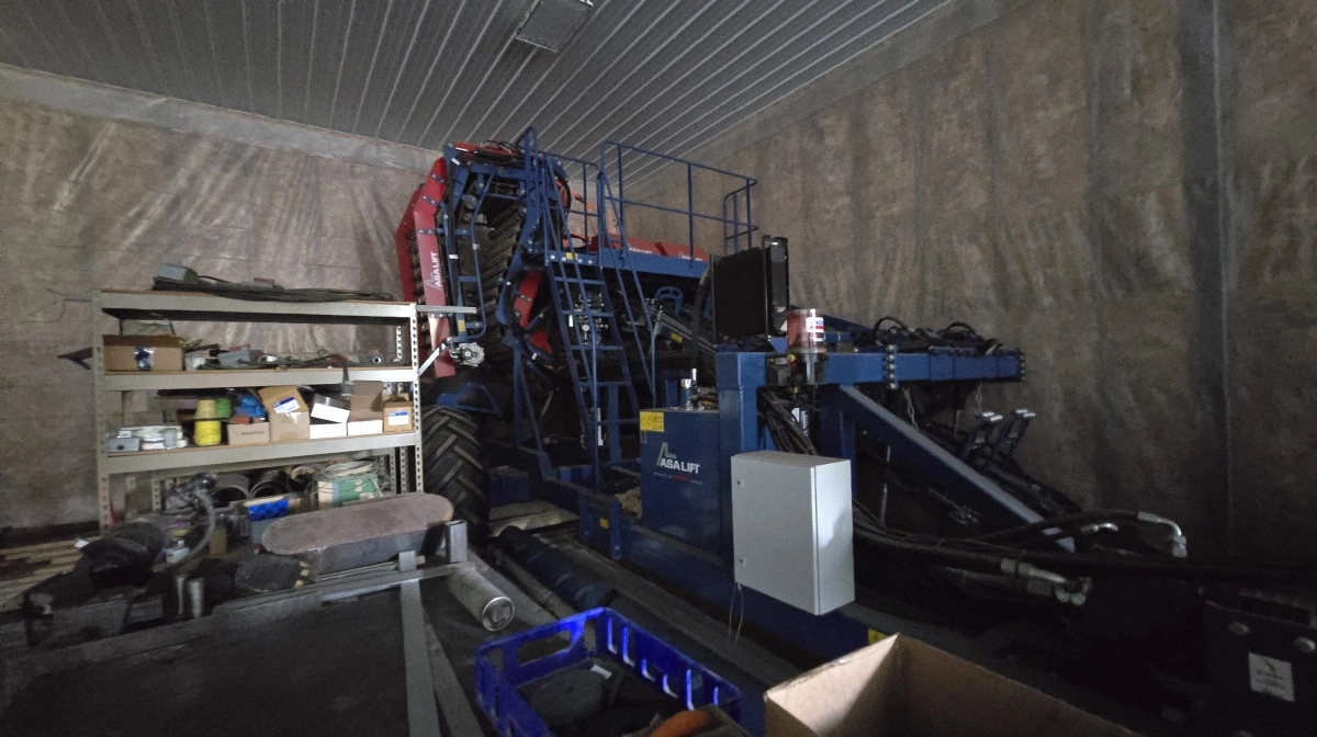 Efter en lang rejse fra Sorø på Sjælland til det centrale Alaska, står denne ASA-Lift-gulerodsoptager klar til snart at komme på arbejde i marken.