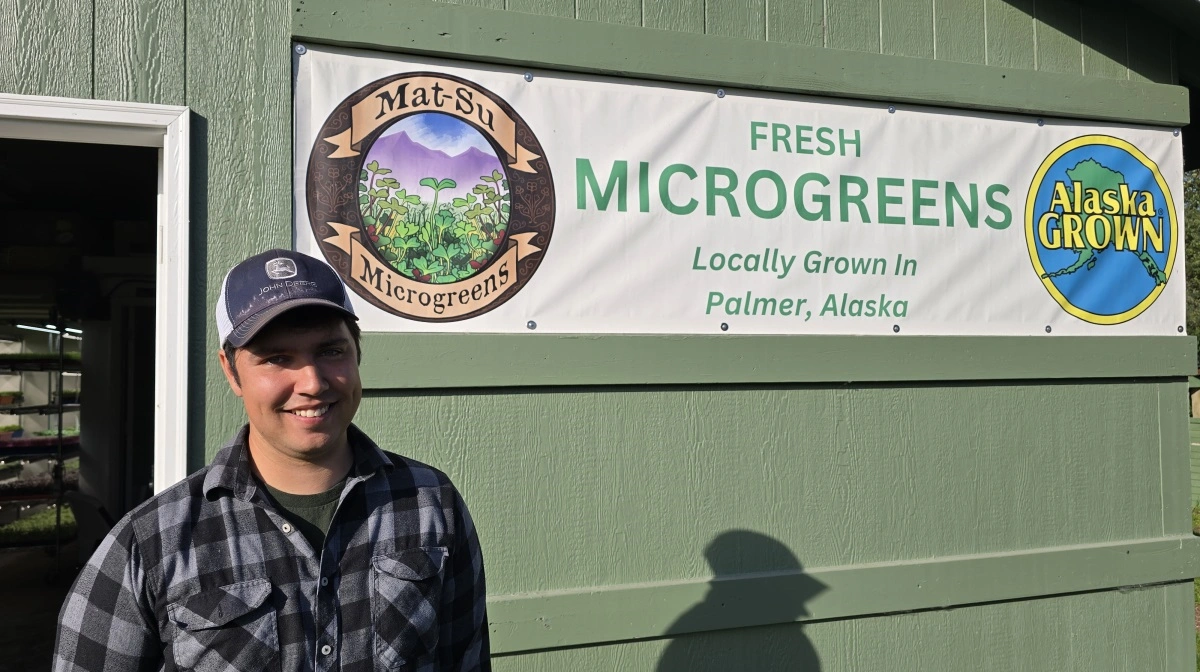 Kenn Hoffmann og hans kone har udviklet deres eget geniale koncept med produktion af kimplanter på bestilling. Deres produktion hedder Mat-Su Microgreens og foregår i en tidligere staldbygning.