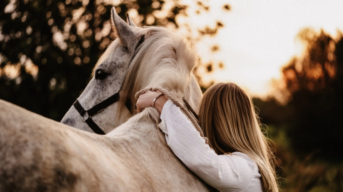 Danske hesteejere får ekstra energi af samværet med deres heste, og de få negative oplevelser – f.eks. stigende priser eller skader på hesten – opvejes af alt det positive, man får igen, viser ny undersøgelse. Foto: Agria Dyreforsikring