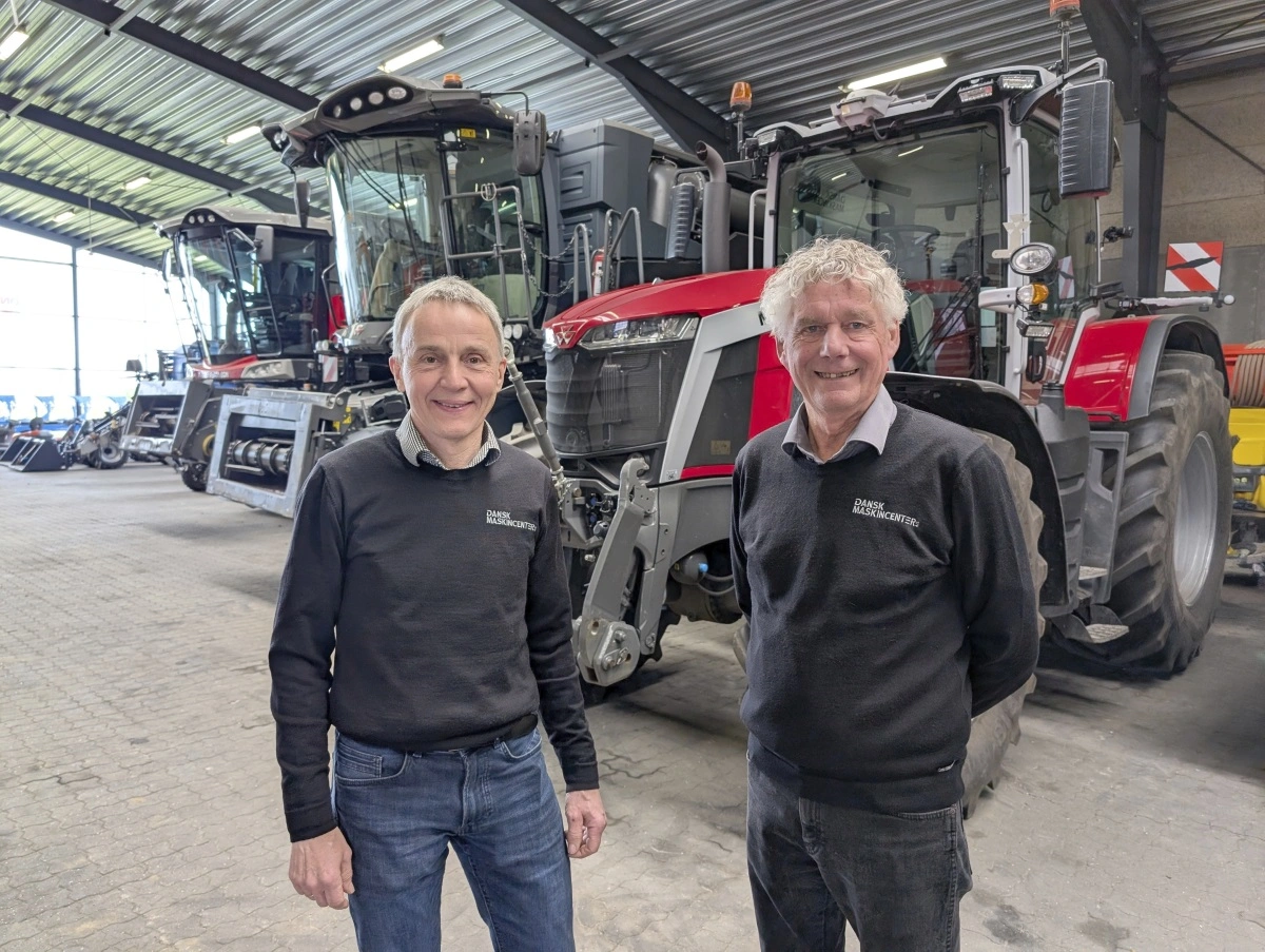Billedet af indehaverne her er taget ved Dansk Maskincenters afdeling i Jelling. Fra venstre: Holger Sjoldemose og Henning Lund Andersen.