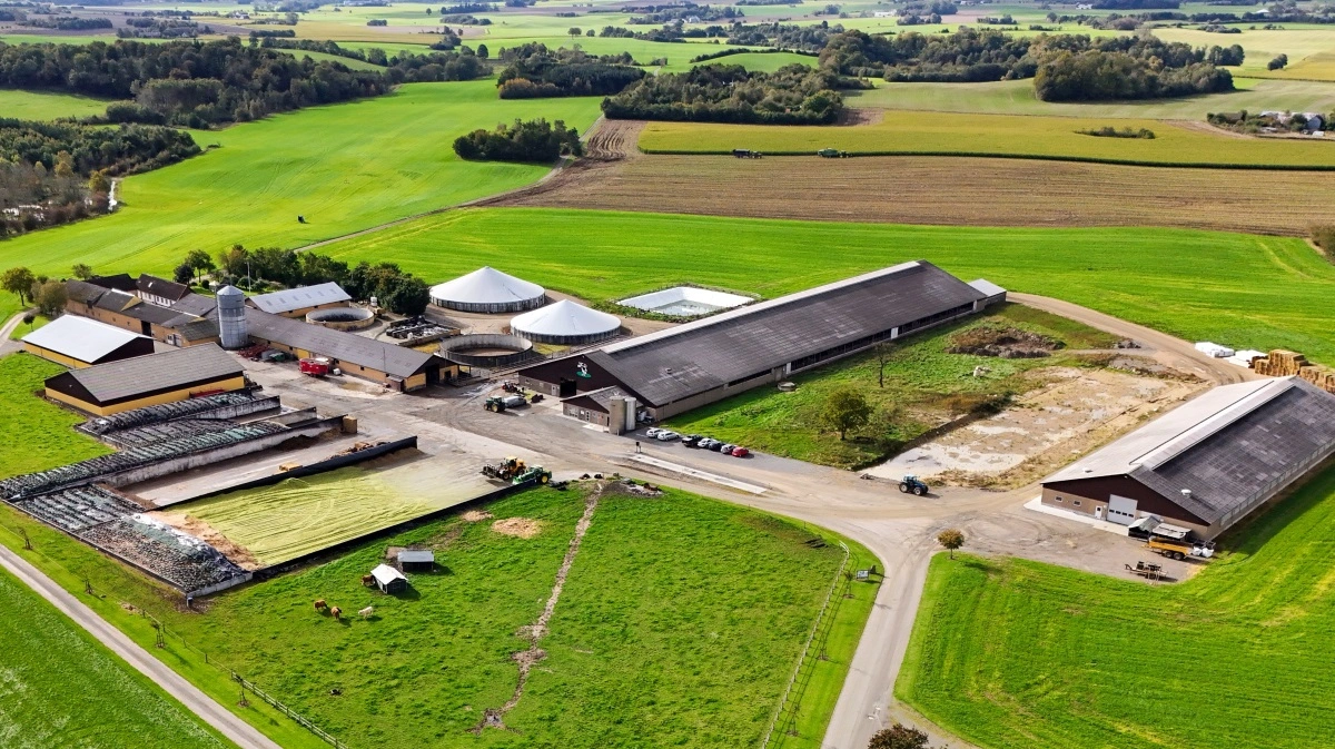 Landbrugsmæglerne, som Erling Bøndergaard fortsat er en stor del af, er blandt de største formidlere af store landbrug i Danmark. Senest blandt andet den store kvægejendom Borndal på Bornholm, der ses på billedet her. Arkivfoto: Landbrugsmæglerne