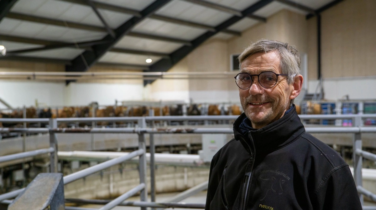 Mælkeproducent Henrik Larsen har investeret i milkrite | InterPuls i forbindelse med, at han byggede nyt staldanlæg i 2022 og i den forbindelse anskaffede sig en malkekarrusel.