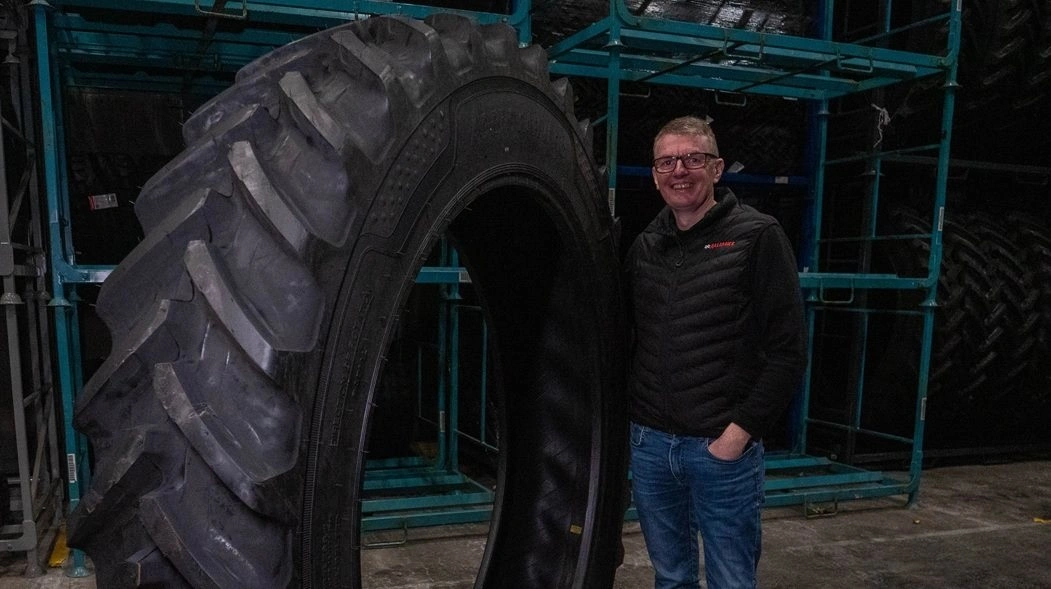 Salgschef agro hos NDI, Uffe Hansen, ser det nye Agri Star II 450 Row Crop-dæk som en god løsning til traktorer i mellemklassen, der ikke kører på laveste dæktryk. Foto: NDI