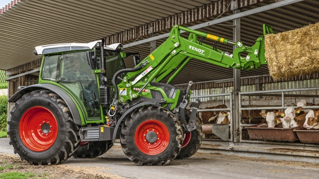 Fendt 312 Vario med frontlæsser fra TBS er en kompakt, men kapabel traktor til det daglige arbejde i stalden og på marken. Her ses den i brug med balle på gaflen, en typisk hverdagssituation for modellen, der er spækket med komfort og teknologi. Pressefoto