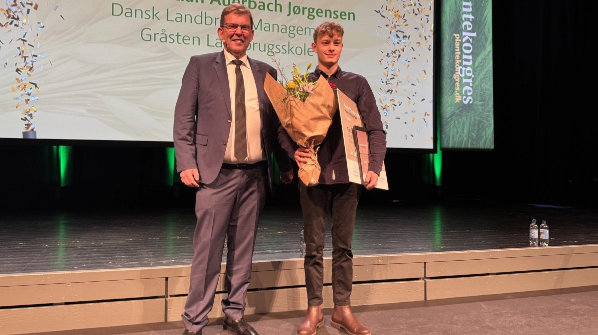 Emil Christian Auerbach Jørgensen er netop blevet kåret som årets plantespirer på plantekongressen i Herning. Her ses han ved siden af formand for L&F planter, Torben Hansen. Foto: Kasper Stougaard