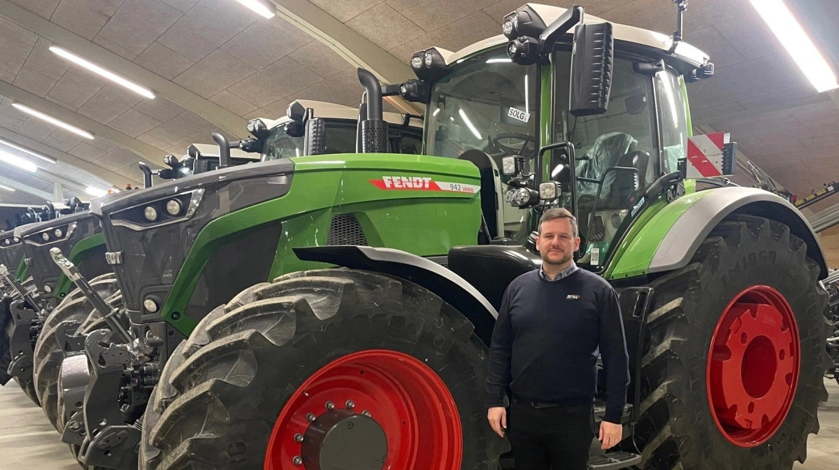 COO Martin Geiser, TBS Maskinpower, foran Danmarks mest solgte traktor i 2025, Fendt 942 Vario med 415 hk. Modellen har trukket salget op i et år, hvor TBS nåede op på 140 leverede Fendt-traktorer og satte ny rekord for mærket i virksomhedens historie. Pressefoto