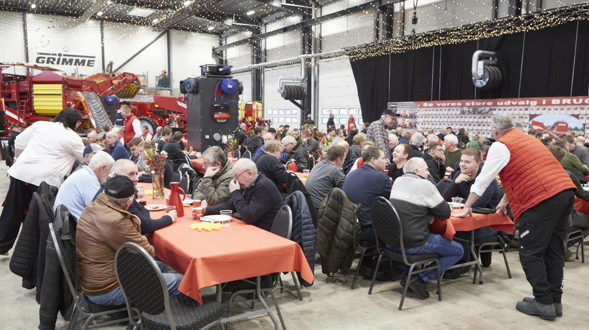 Som altid er der stor tilstrømning af kartoffelavlere og medarbejdere, når Grimme Skandinavien i Rødkærsbro indbyder til åbent hus her lige efter nytår. Billedet er fra middagsbordet torsdag.. Fotos: Erik Hansen 