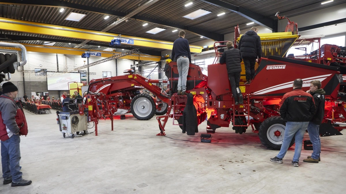 De mange nye kartoffelmaskiner studeres i det store nye værkstedslokale hos Grimme Skandinavien.