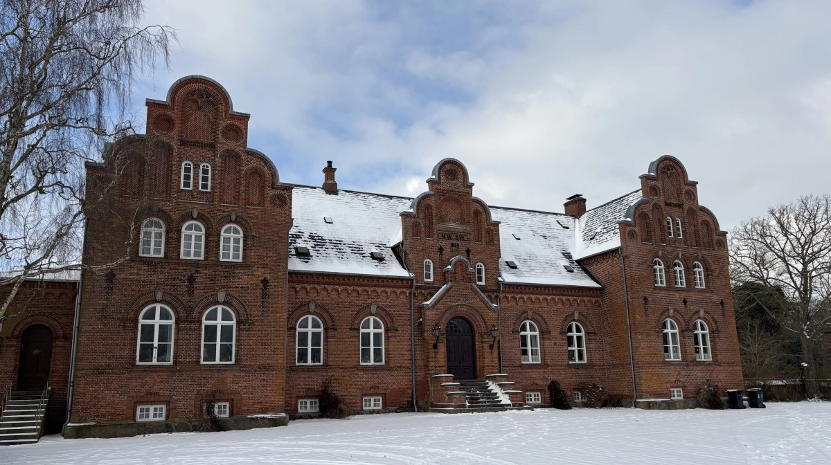 Øllingsøe Gods – her i sneklædt landskab – har en historie, der går tilbage til 1300-tallet. Stedet har været i den nuværende families eje siden 1790.