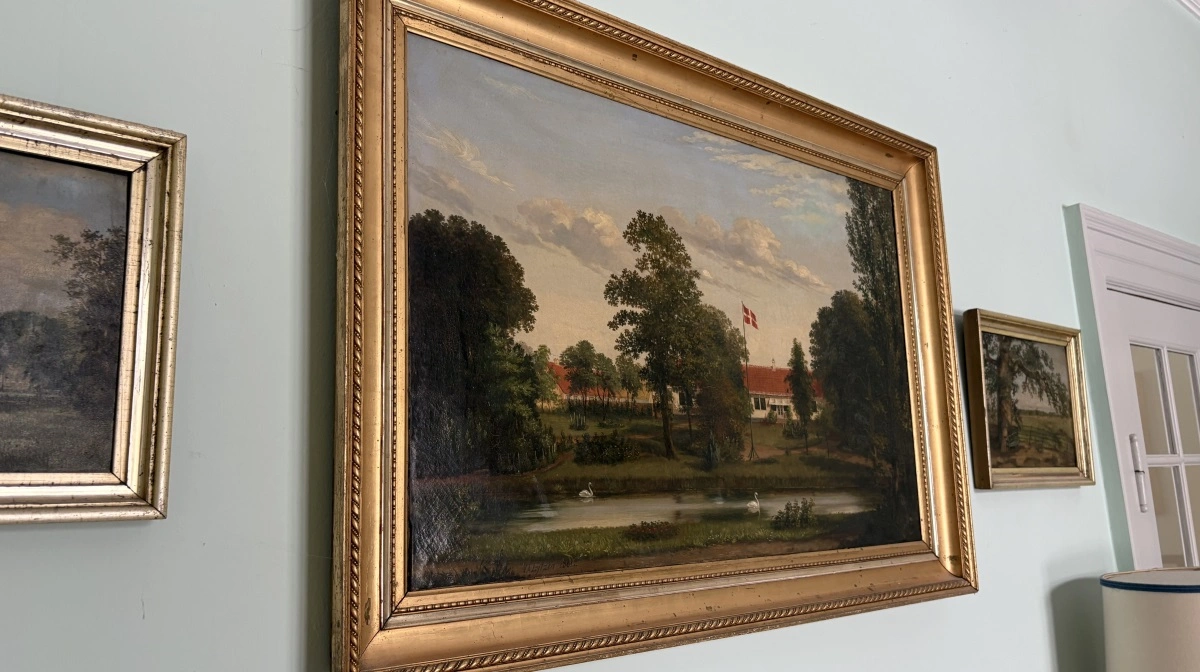 Den nuværende hovedbygning er den fjerde af slagsen. Den forrige – foreviget på dette maleri – brændte ned i 1864.