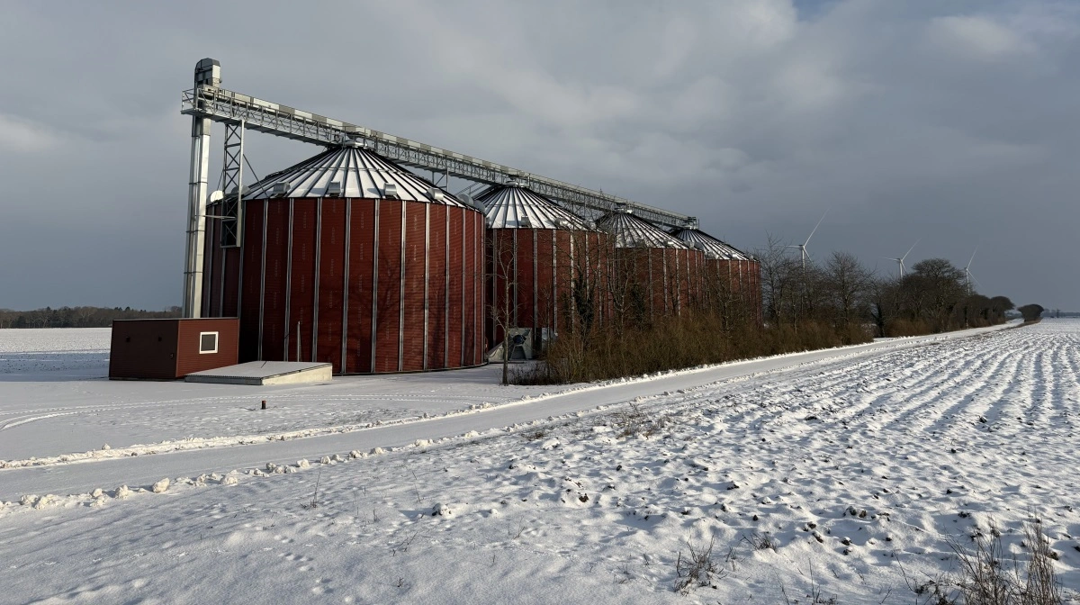 Siloanlægget ved Øllingsøe Gods er af noget nyere dato end de øvrige bygninger. Anlægget blev opført i 2022.
