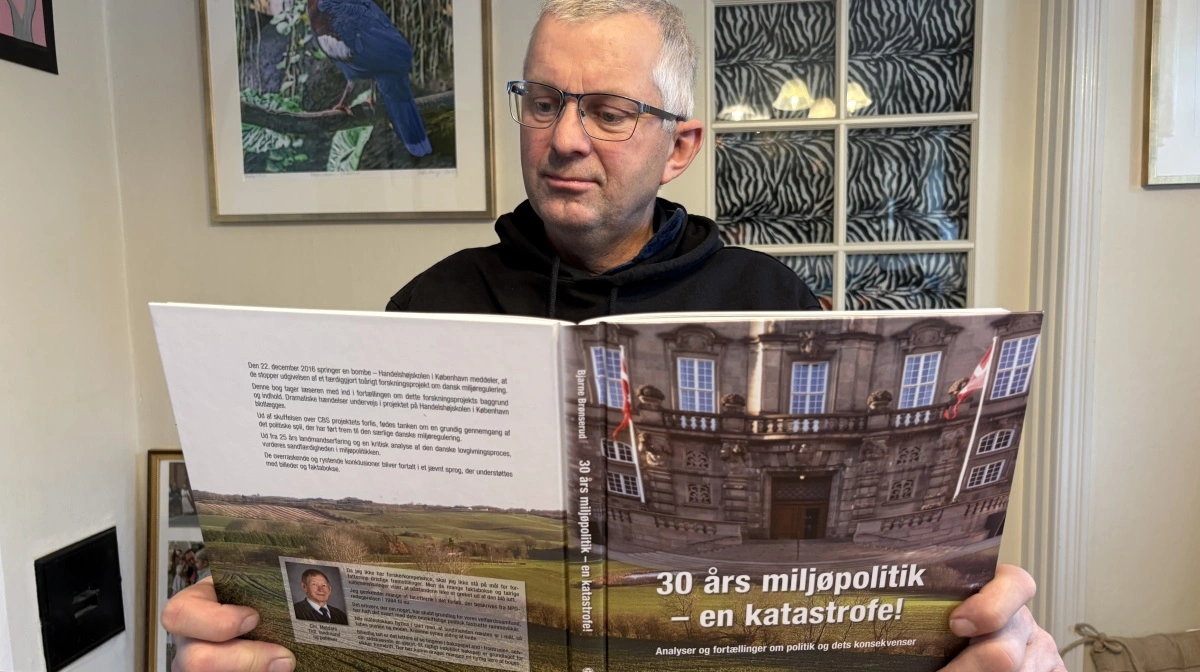 Bjarne Brønseruds bog studeres flittigt hjemme på Kastanievej – hvorfra matriklens indehaver stadig styrer et lille landbrug men i øvrigt lever af at lave transformerstationer.