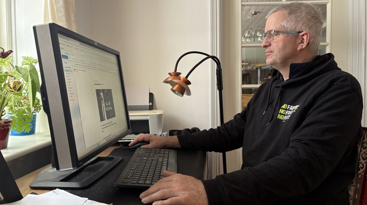 Bent Hovalt Bertelsen er en flittig gæst ved computeren, hvor han holder øje med og også gerne kommenterer på verdens nyheder. 