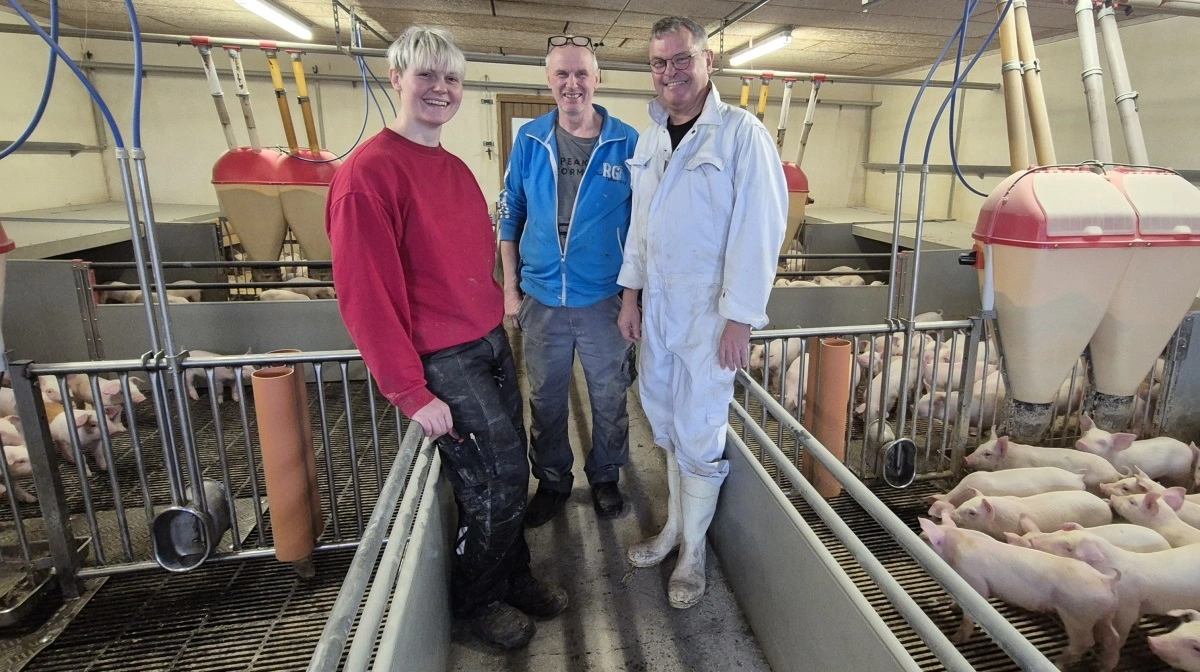 Smågrisefoderet Zoom fra belgiske Inve, har gjort sine resultater på Østergaard i Bedsted Thy. Dødeligheden er faldet og tilvæksten er steget ved den 21.500 til 22.000 smågrise Cecilie Kær og Jens Jørgen Kær årligt leverer. Foderet kommer fra Nordvest Foder, hvor Per Lembke-Jensen (th.) er ansat som specialist. Fotos: Tenna Bang