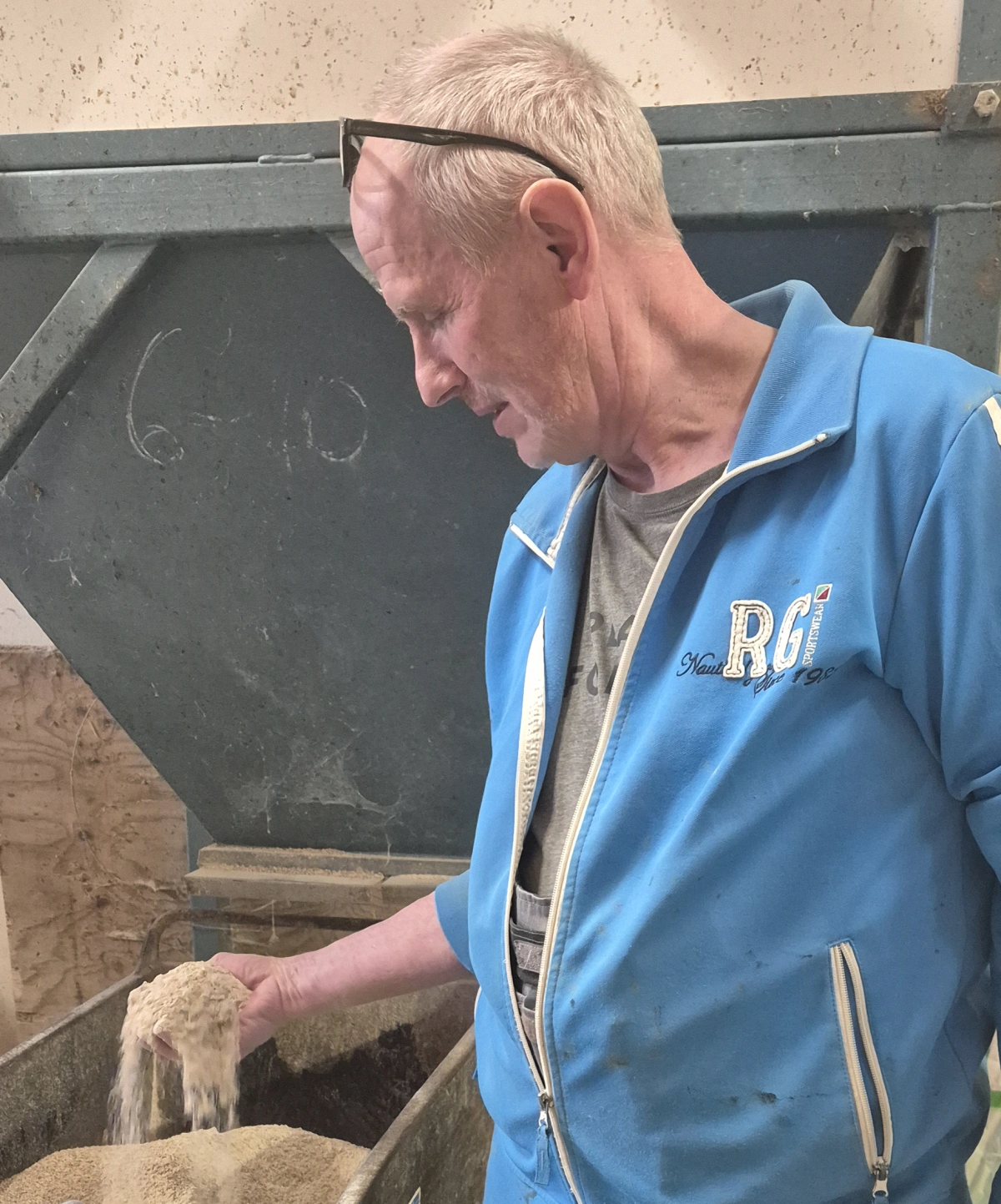 - Vi kan selv lugte, at foderet dufter godt, og så plejer det også at smage godt, siger Jens Jørgen Kær.