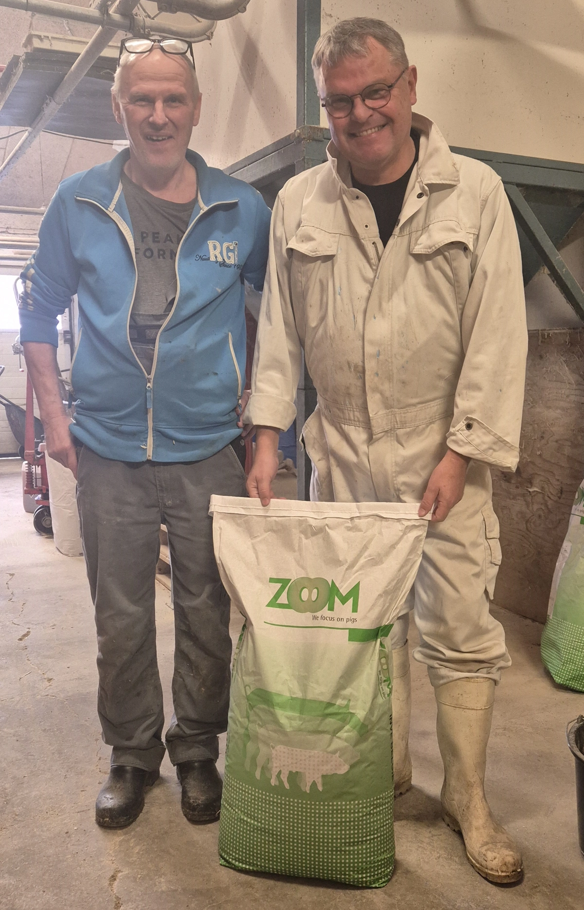 Ved de mindste grise i farestalden, kommer Zoom-foderet som sækkevarer. Her ses griseproducent Jens Jørgen Kær (tv.) og Per Lembke-Jensen fra Nordvest Foder.