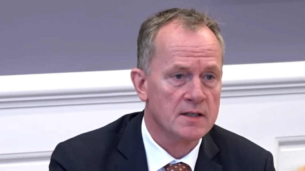 Kim Edberg Andersen fra Danmarksdemokraterne bad under samrådet fødevareminister Jacob Jensen (V) om at tage afstand fra beskyldninger imod svineproducenter, som var fremsat af repræsentanter fra Enhedslisten og Alternativet. Foto: Folketingets TV