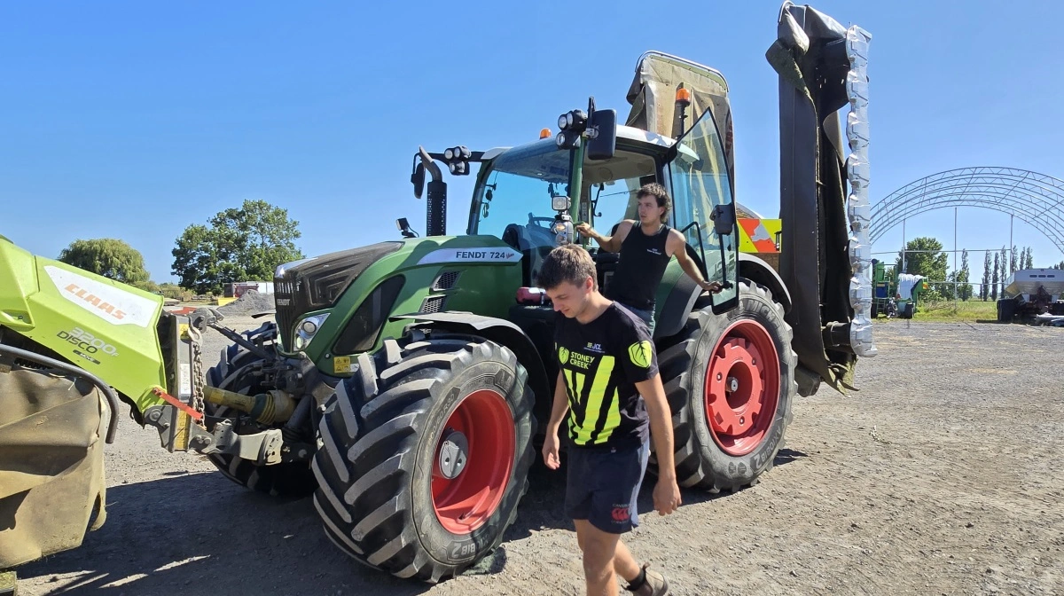 Tidlig morgen: Klargøringen af maskinerne til dagens opgaver er i gang på pladsen hjemme på maskinstationen. Det er allerede 23 grader Celcius og en fin dag venter.