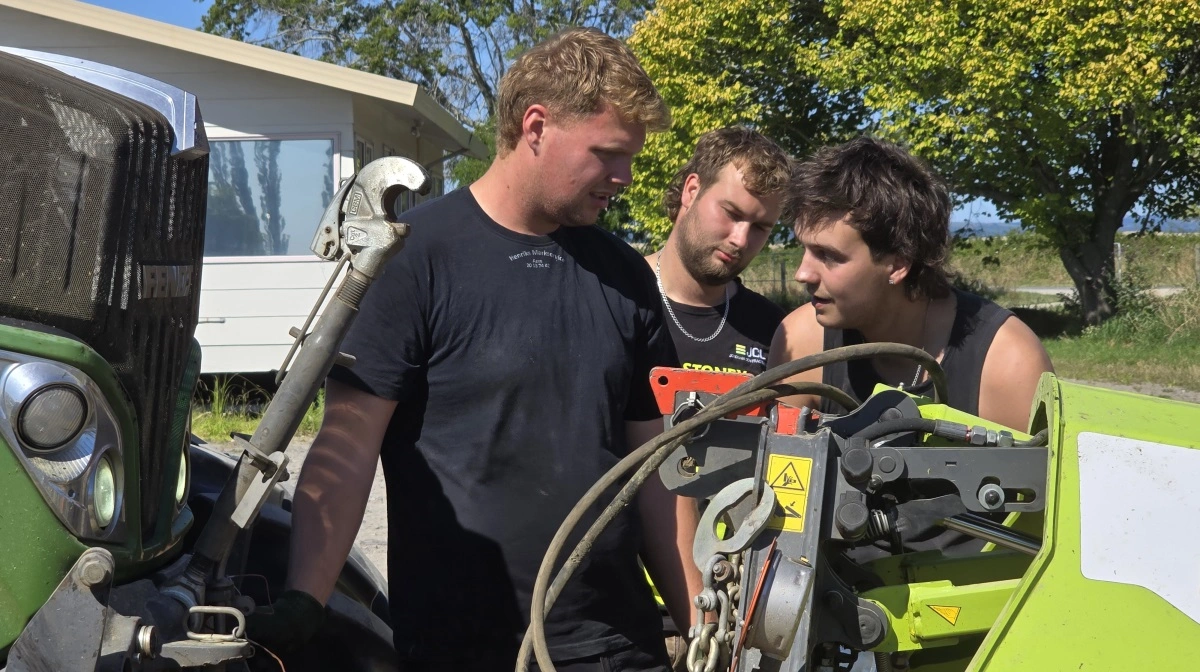 Tidlig morgen: Miklas Bak viser sine to hollandske arbejdskolleger en speciel tilkobling, inden maskinerne er klar til afgang.