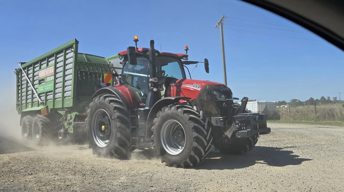 Så er alle traktorer og maskiner klar og der er afgang til dagens første opgaver. Her er det ensilering af slætgræs med en markrive, to opsamlervogne og en gummiged. (Fotos: Jørgen P. Jensen)
