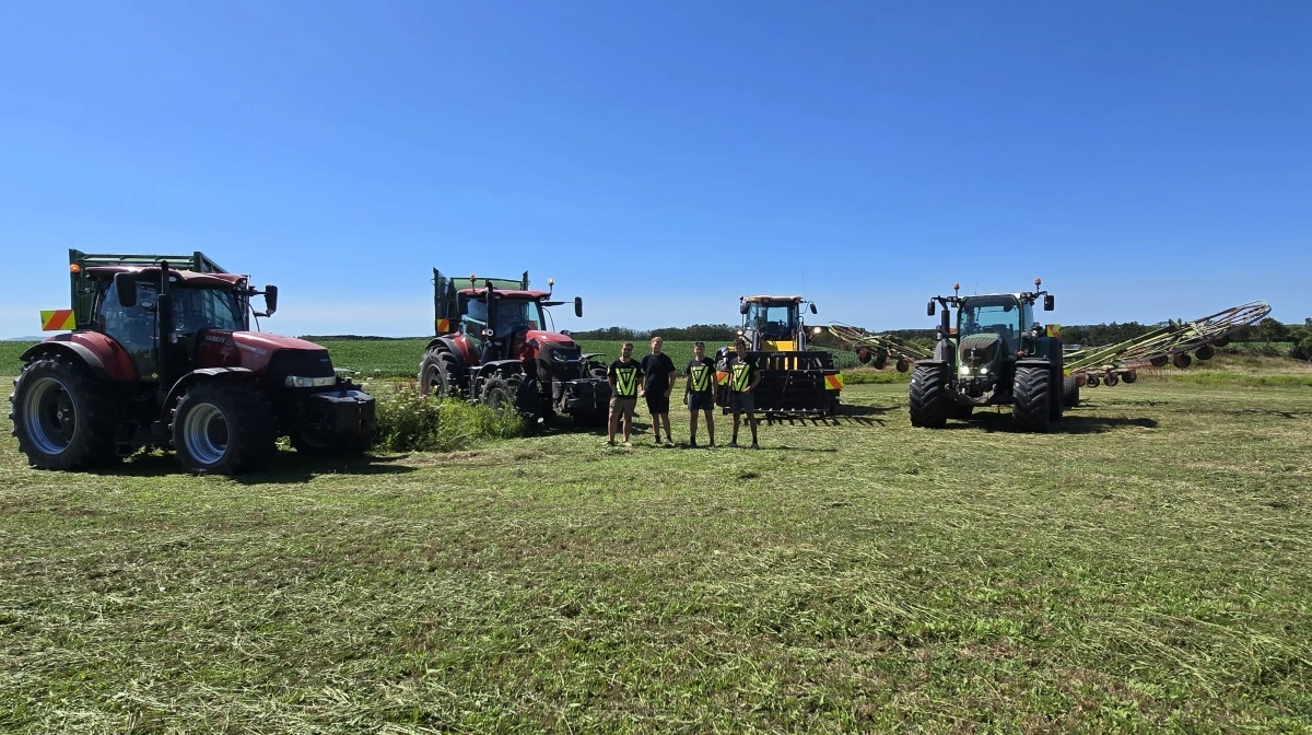 Klar til arbejdet hos første kunde i marken med opsamling af slætgræs. Emil og Miklas er flankeret af deres to hollandske arbejdskolleger Jannick Wielink og Arnold van Wÿtte.