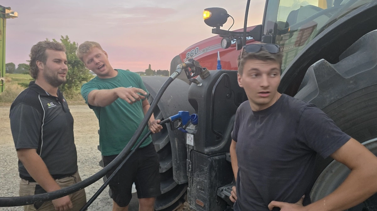 Der skal tankes både traktorer og andre maskiner, inden det er fyraften. 