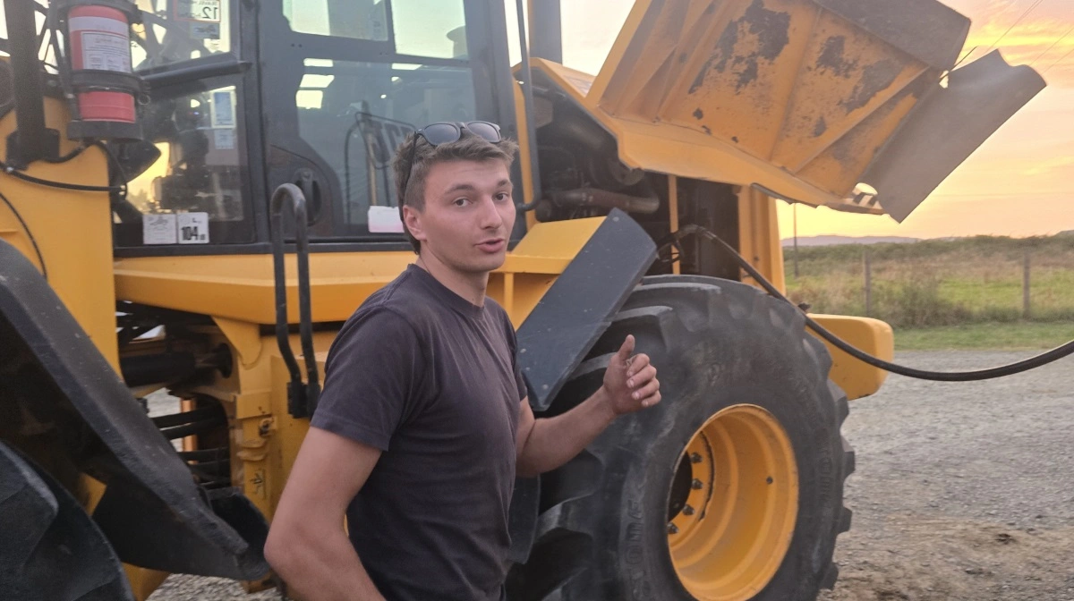 Emil Vejnø tanker gummigeden efter en dags arbejde med græsensilage.