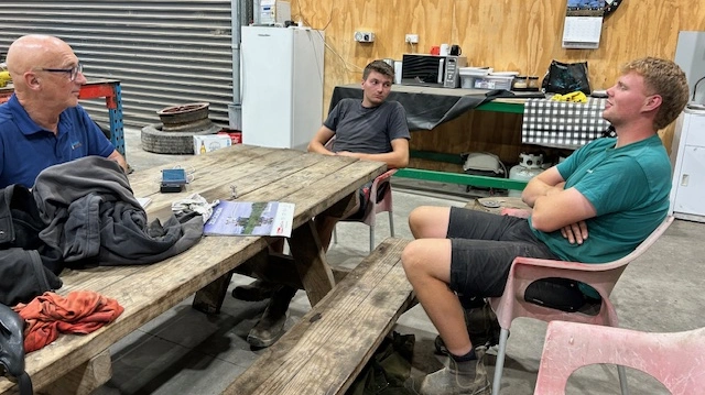 Selv om det er sen aften og aftensmaden venter, er der alligevel tid til en afsluttende snak med Effektivt Landbrug ovenpå endnu en lang - men rigtig god - arbejdsdag i et hjørne af maskinhallen. - Vi får en kæmpe oplevelse og vi er meget tilfredse, fastslår de begge.